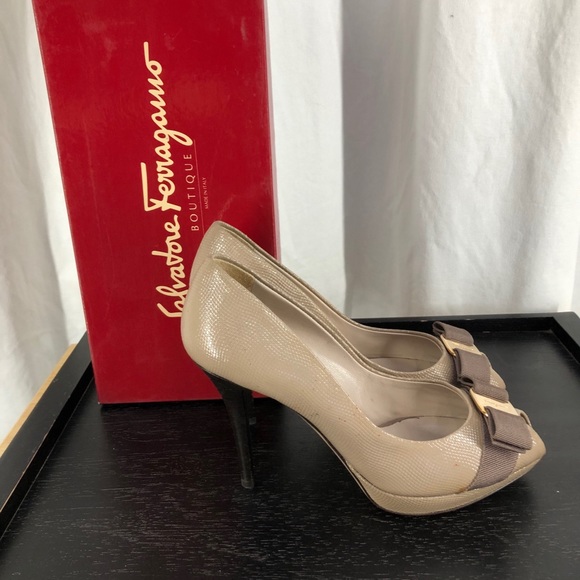 Salvador Ferragamo peep toe bow nude pumps size 7 - Picture 4 of 9